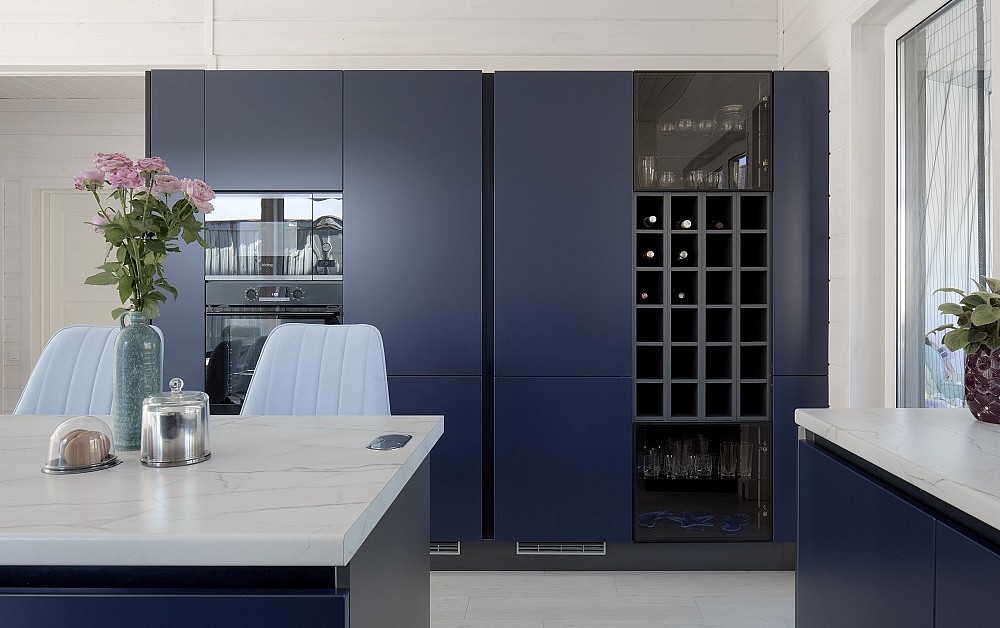 Бело-синяя кухня для гонщика Никиты Шикова