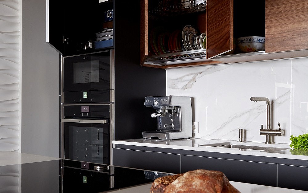 Брутальная кухня с древесными акцентами