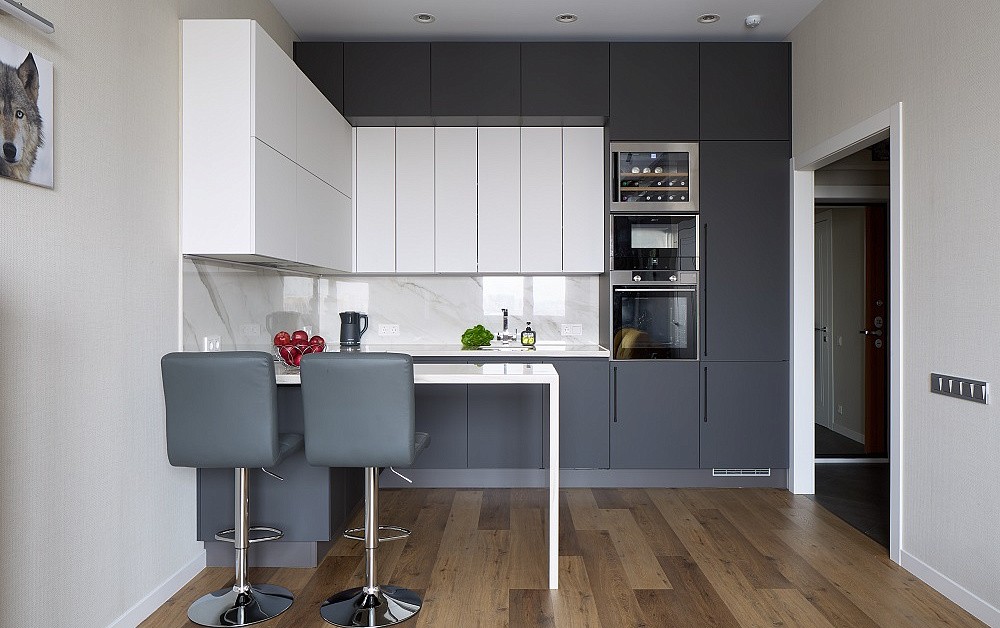 Вечная классика: бело-серая П-образная кухня