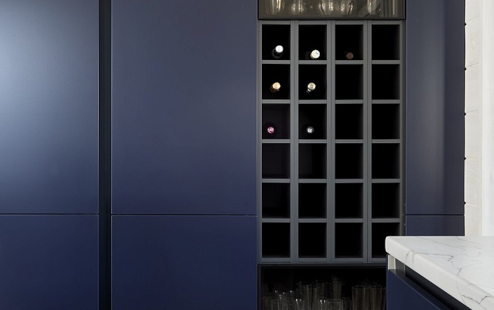 Бело-синяя кухня для гонщика Никиты Шикова