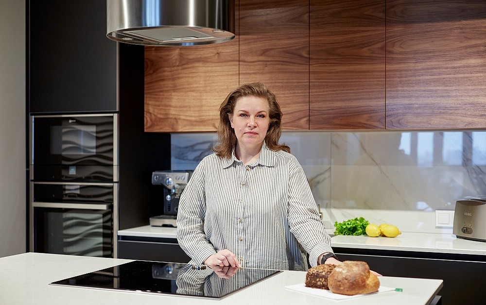 Брутальная кухня с древесными акцентами