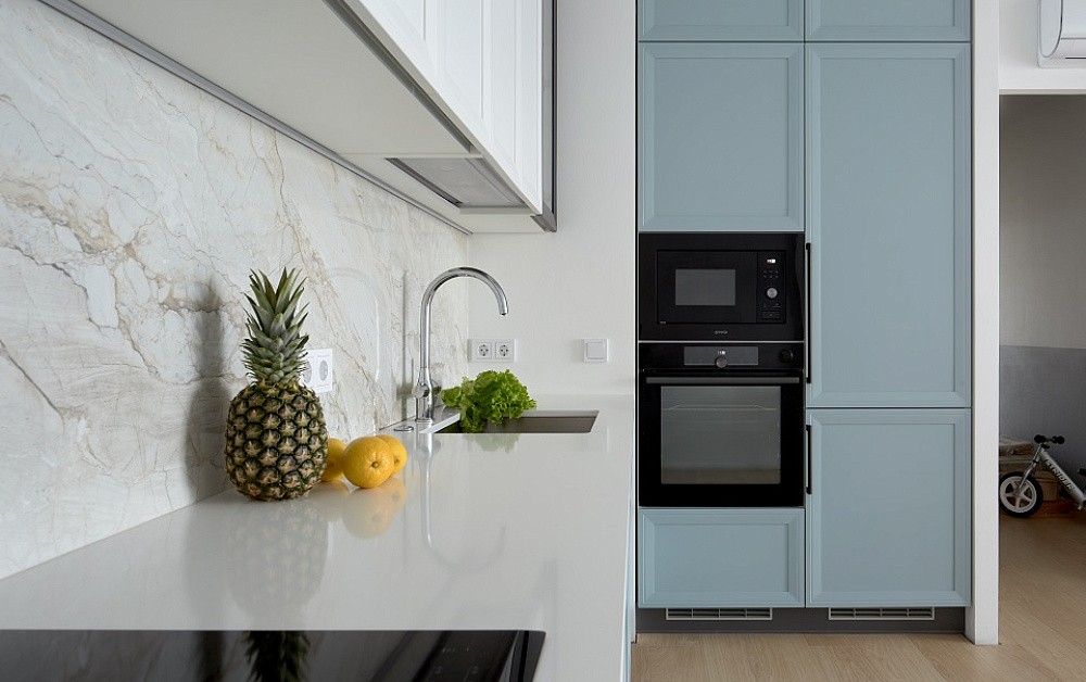 Воздушно-небесная кухня с чёрными акцентами