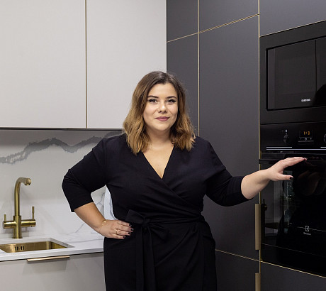 Светлая кухня для радиоведущей Веры Шаховой от бренда «Кухонный Двор»