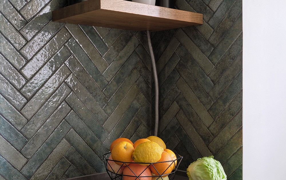 Кухня в московской сталинке в духе норвежского леса