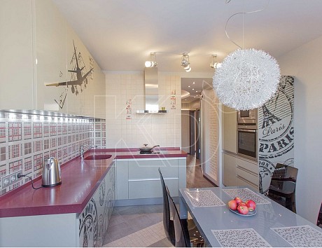 Глянцевая угловая кухня 