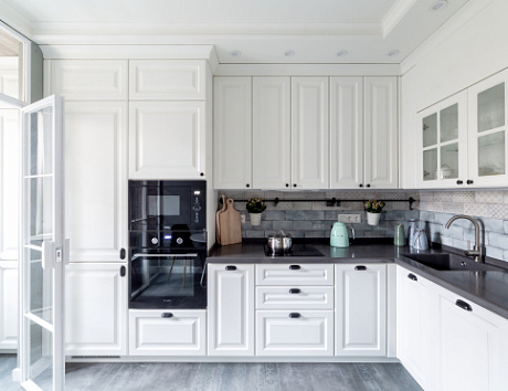 Современный дизайн светлой кухни