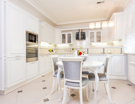 Классическая кухня из массива дерева