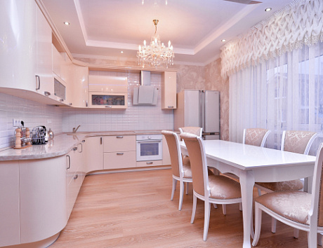 Светлая кухня в Мурманске