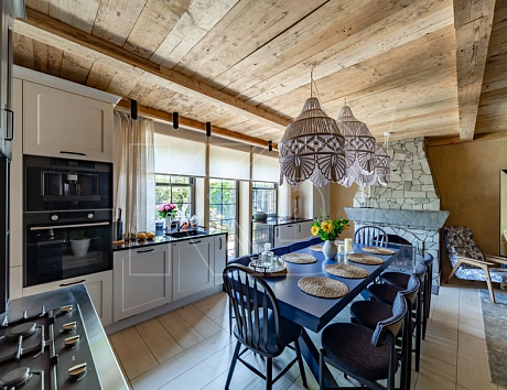 Белая кухня в сочетании с деревом