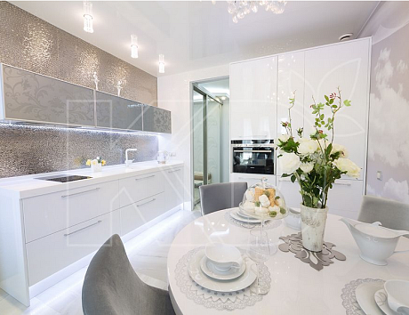 дизайн кухни белой глянцевой