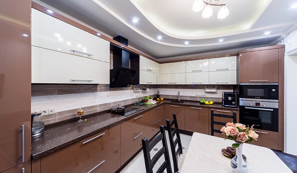 Бежевая кухня в Санкт-Петербурге