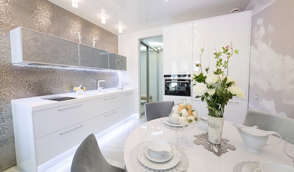 Светлая кухня в Санкт-Петербурге