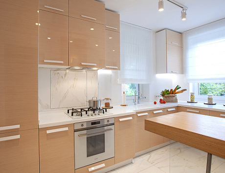 Светлая кухня в Мурманске