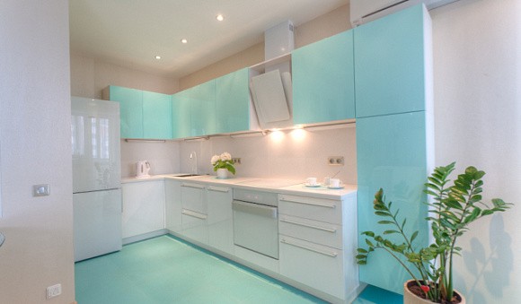 Светлая кухня в Санкт-Петербурге