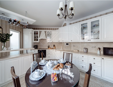 уютная белая кухня