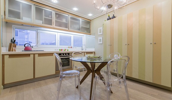 Светлая кухня в Санкт-Петербурге